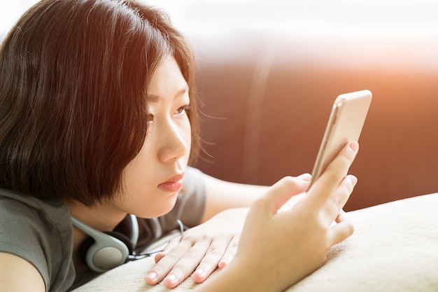 Jovem, mulher, escutar música, de, telefone móvel