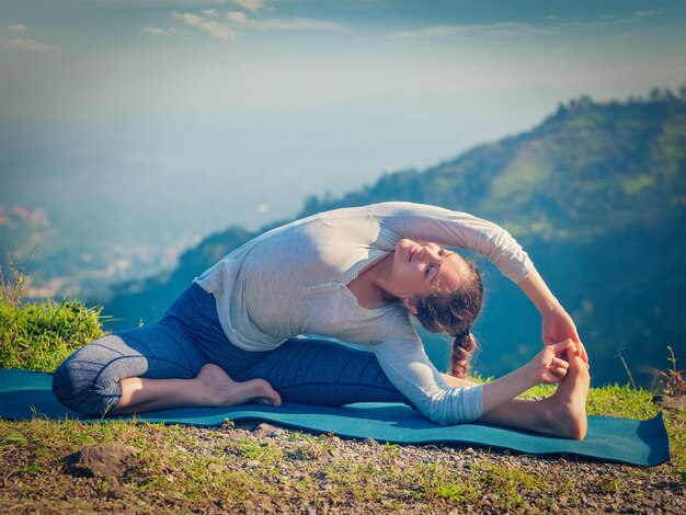 Foto jovem mulher esportiva fazendo asanas de hatha yoga