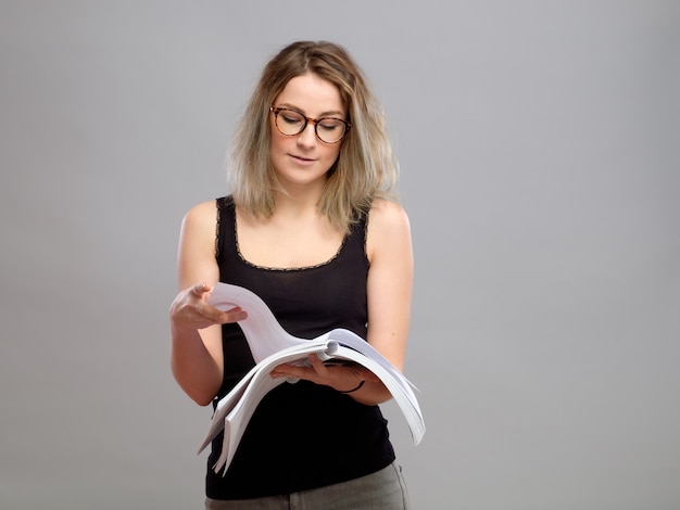 Foto jovem mulher está lendo um livro