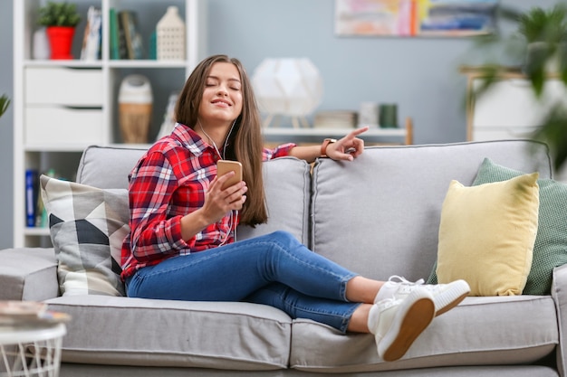 Jovem mulher está ouvindo uma música