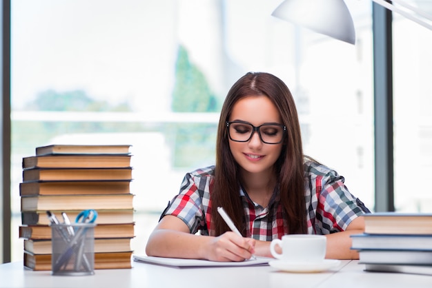 Jovem, mulher, estudante, muitos, livros