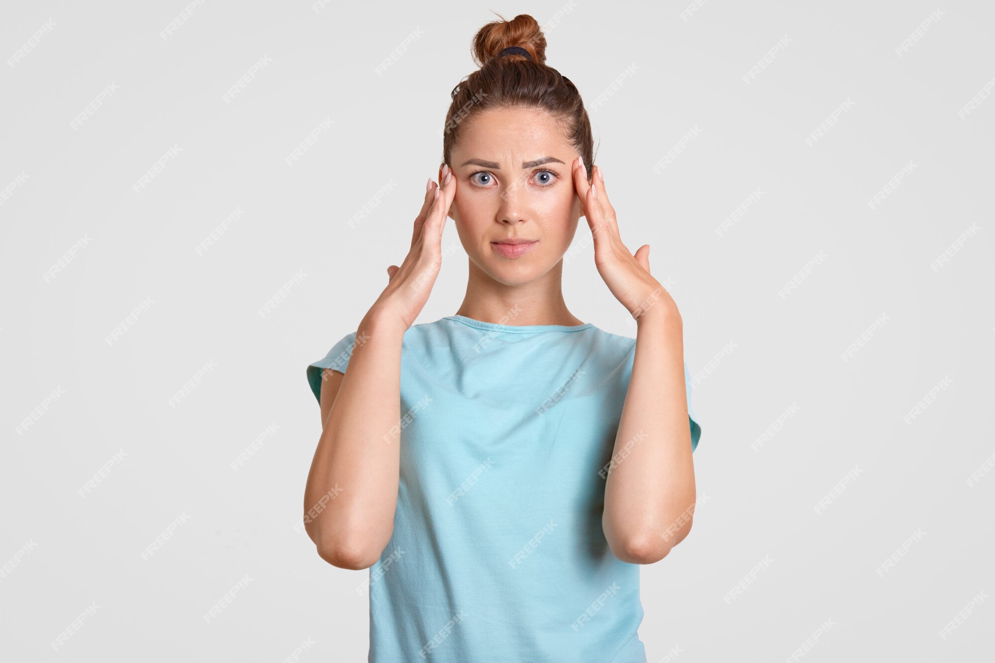 Mulher europeia jovem despreocupada e sonhadora com penteado