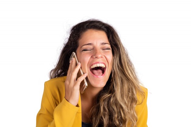 Jovem mulher falando ao telefone.