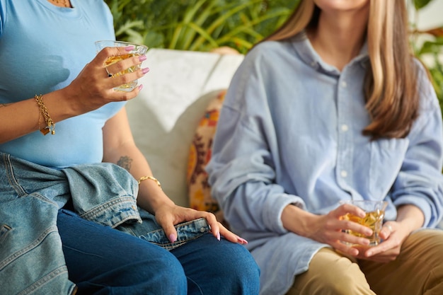 Jovem mulher falando na festa