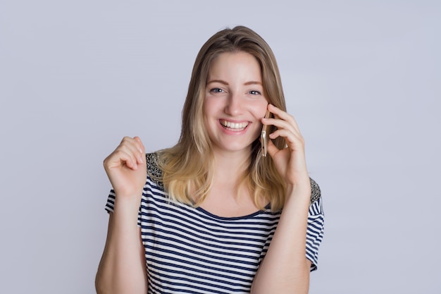 Jovem mulher falando no smartphone