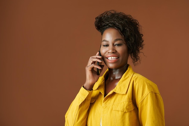 Foto jovem, mulher, falando, telefone