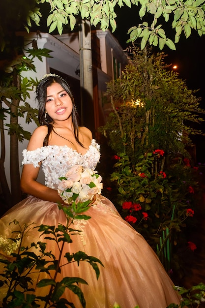 Jovem mulher fantasiada de princesa, coroa e um buquê de flores na mão.