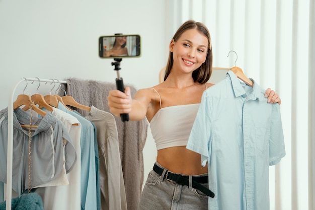 Foto jovem mulher fazendo conteúdo de vídeo de moda para mídias sociais