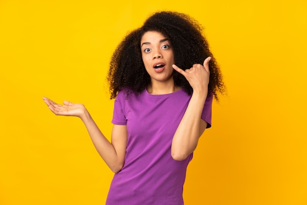 Jovem mulher fazendo gesto de telefone e duvidando