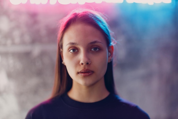 Jovem mulher fazendo piercing no salão de estúdio de beleza