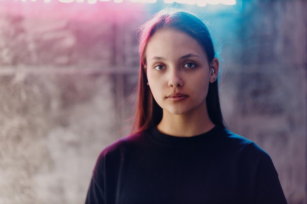 Jovem mulher fazendo piercing no salão de estúdio de beleza