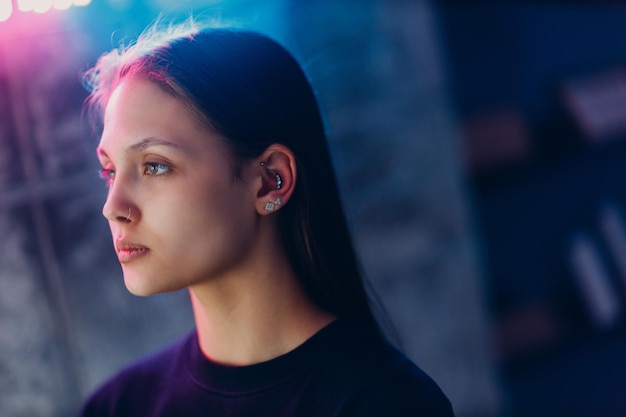 Jovem mulher fazendo piercing no salão de estúdio de beleza