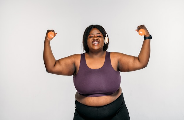 Jovem mulher fazendo pilates e treinamento funcional na academia. Conceito sobre esporte, fitness e perda de peso