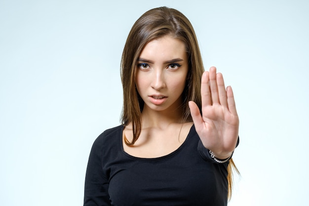 Jovem mulher fazendo pose de rejeição