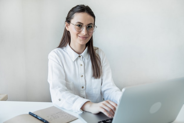 Jovem mulher fazendo trabalho remoto