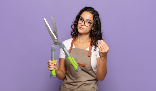 Jovem mulher fazendo um gesto de capice ou dinheiro