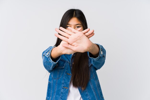 Jovem mulher fazendo um gesto de negação