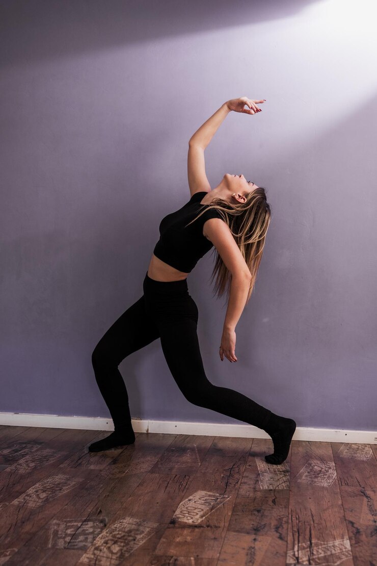 Foto jovem mulher fazendo uma pose de dança em um estúdio