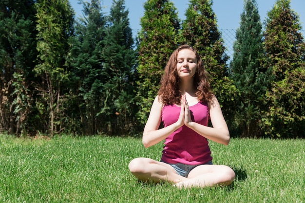 Jovem mulher fazendo yoga