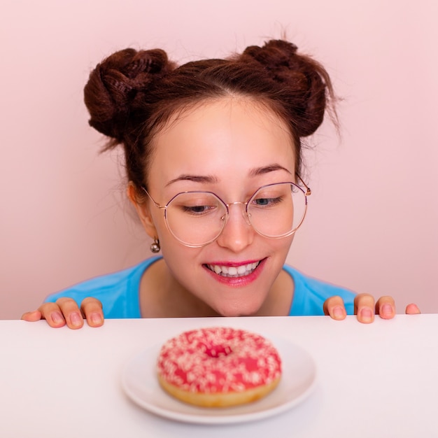 Foto jovem mulher feliz com donut