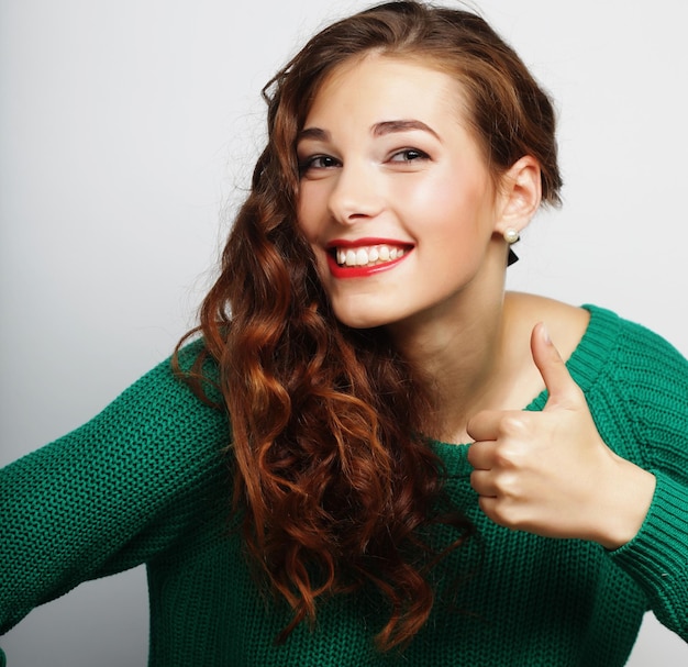 Jovem mulher feliz com vento no cabelo Foto de estúdio