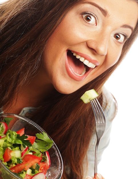 Foto jovem mulher feliz comendo salada