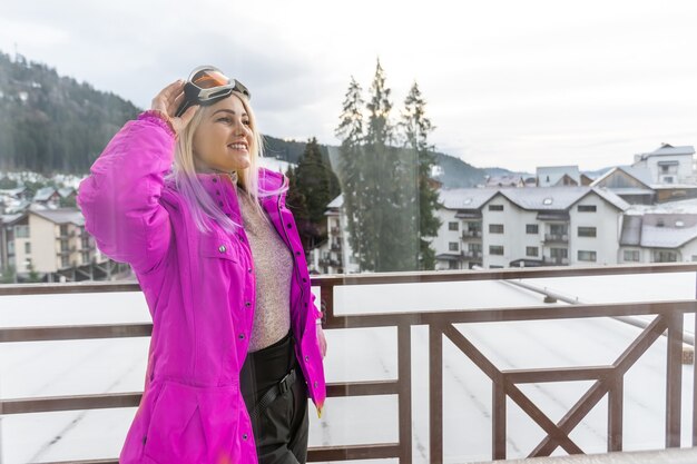 Foto jovem mulher feliz em montanhas nevadas. férias de esporte de inverno.