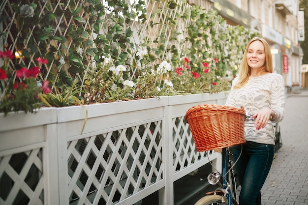 Jovem mulher feliz em uma bicicleta vintage