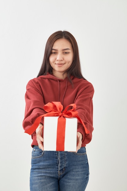 Jovem mulher feliz espera caixa de presente nas mãos