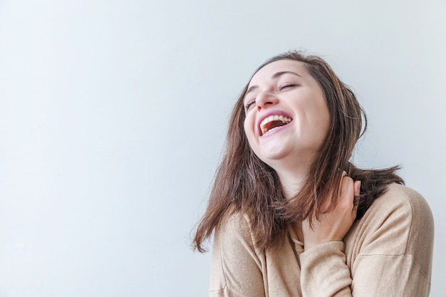 Jovem mulher feliz isolada no fundo branco