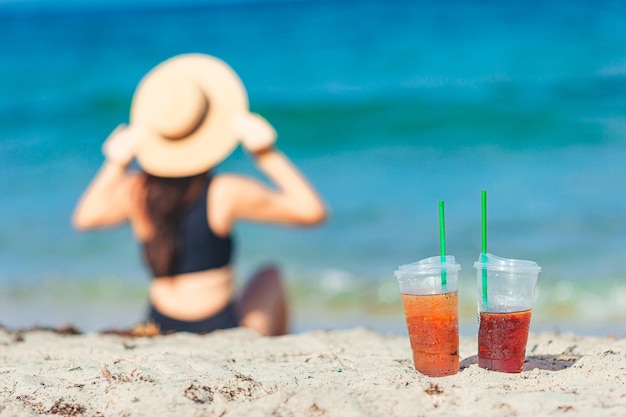 Foto jovem mulher feliz na praia a desfrutar das suas férias de verão