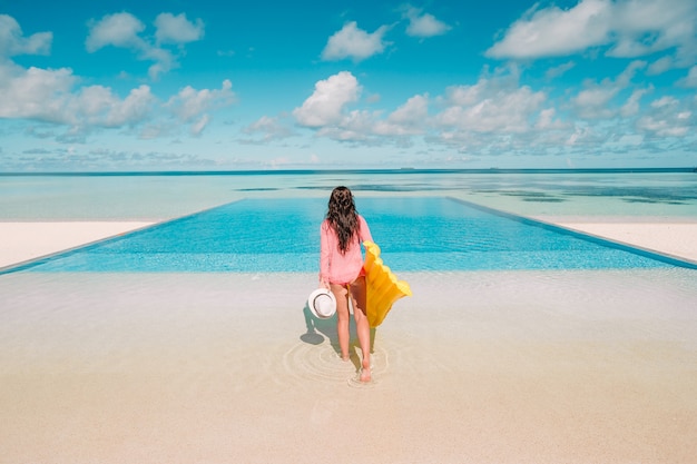 Jovem mulher feliz relaxante na piscina