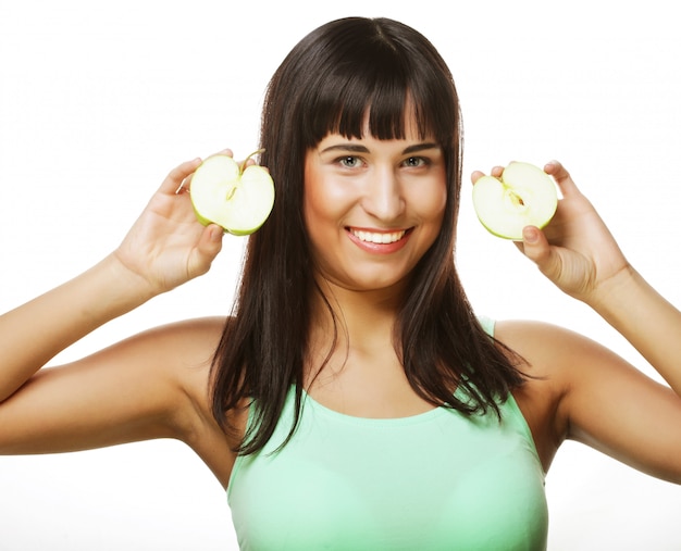 Jovem mulher feliz segurando maçãs verdes