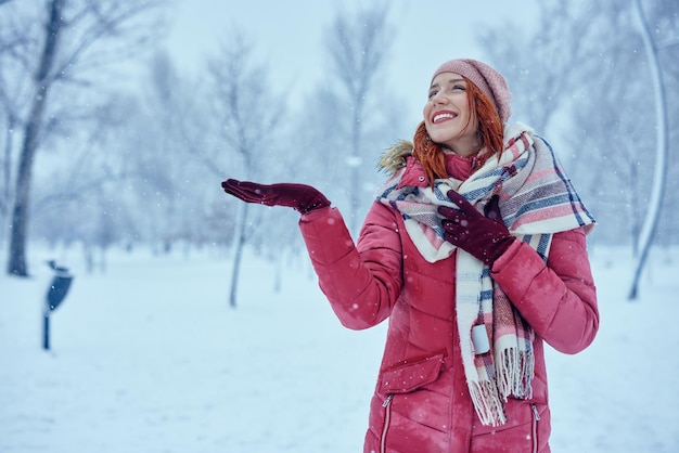 Jovem mulher gostando de estar na neve