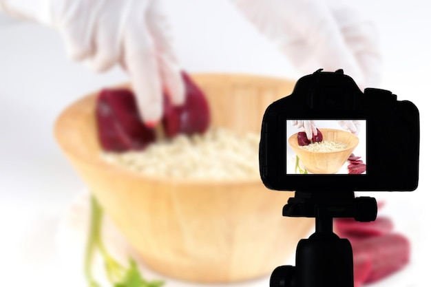 Jovem mulher gravando seu blog de vídeo preparação de alimentos saudáveis Conceito de blog de comida