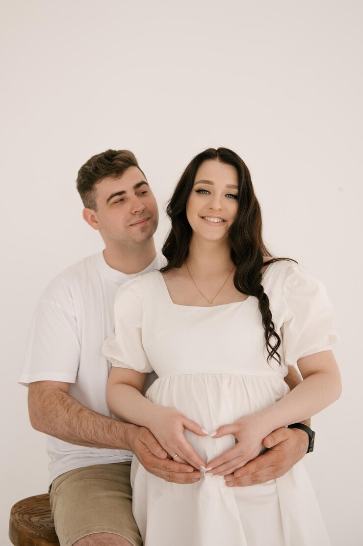 Foto jovem mulher grávida com marido em casa família feliz e conceito de gravidez
