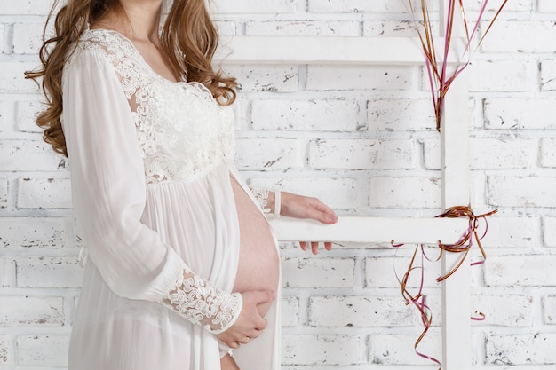 Jovem mulher grávida em pé