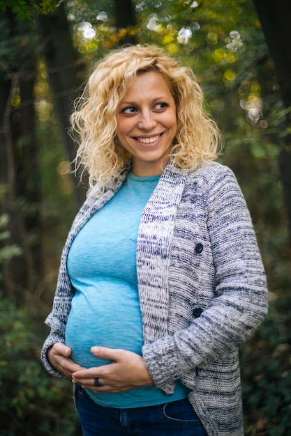 Jovem mulher grávida