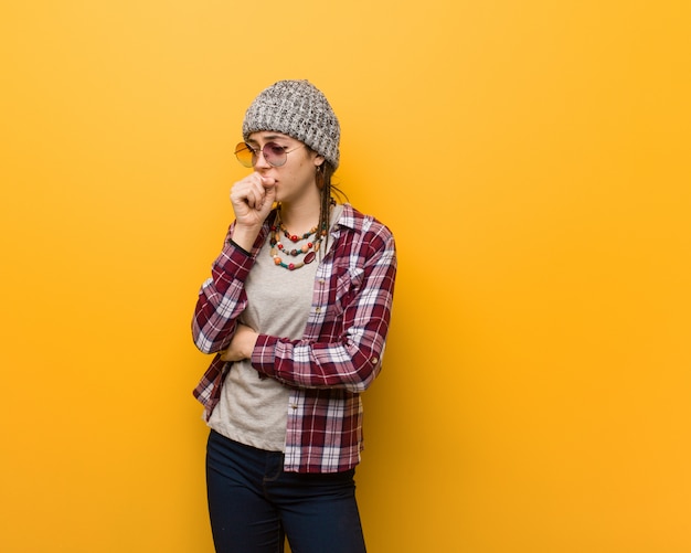 Foto jovem mulher hippie natural tosse, doente devido a um vírus ou infecção