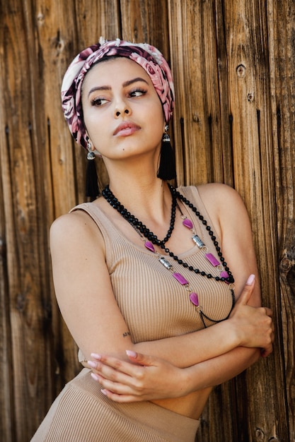 Foto jovem mulher hippie usando joias feitas à mão