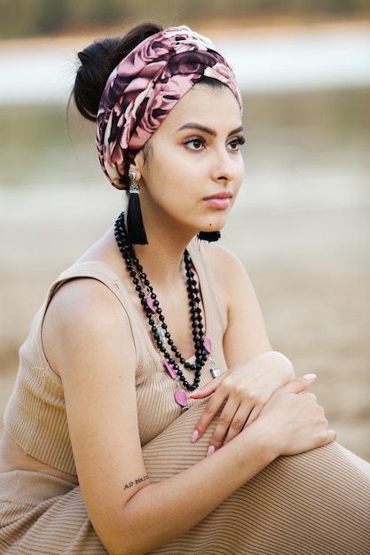 Jovem mulher hippie usando joias feitas à mão