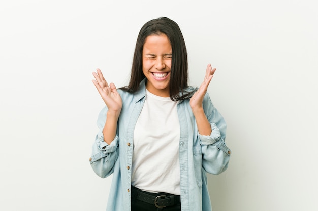 Jovem mulher hispânica alegre rindo muito. conceito de felicidade.