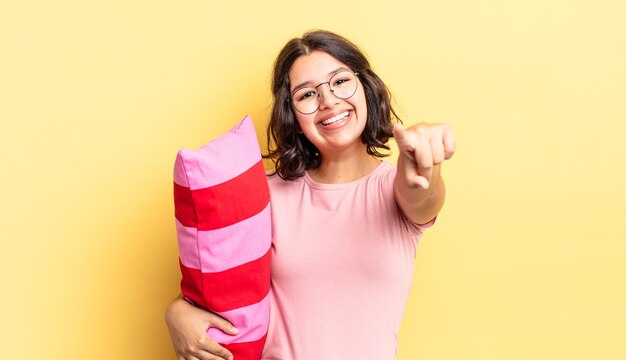 Jovem mulher hispânica, apontando para a câmera escolhendo você. conceito de acordar de manhã