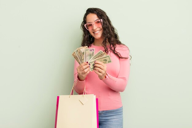 Jovem mulher hispânica bonita com sacolas de compras