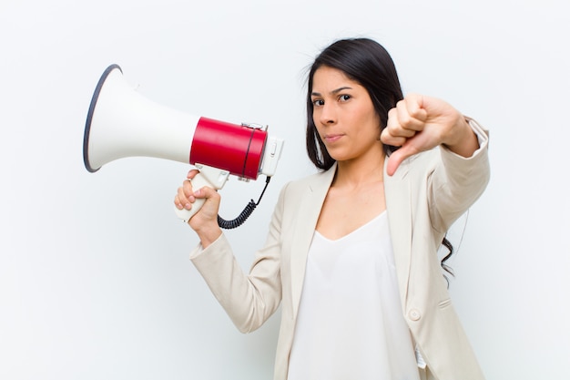 Jovem mulher hispânica bonita com um megafone