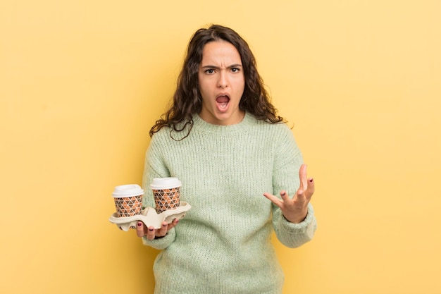 jovem mulher hispânica bonita olhando com raiva, irritada e frustrada. take away conceito de café