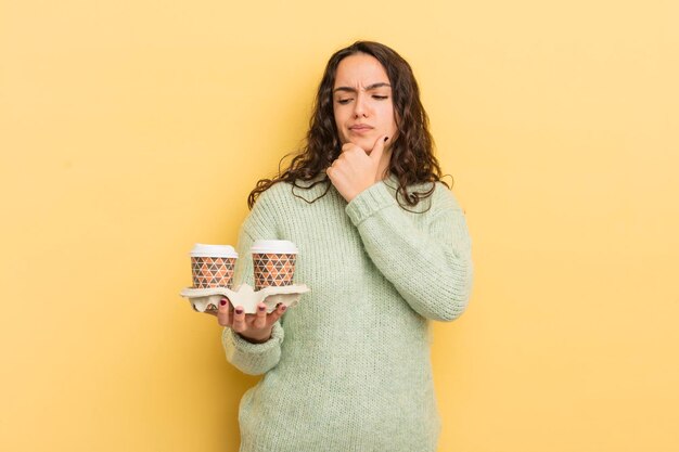 Jovem mulher hispânica bonita pensando se sentindo duvidoso e confuso tirar o conceito de café