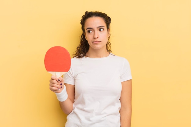 jovem mulher hispânica bonita se sentindo triste, chateada ou com raiva e olhando para o lado. conceito de pingue-pongue