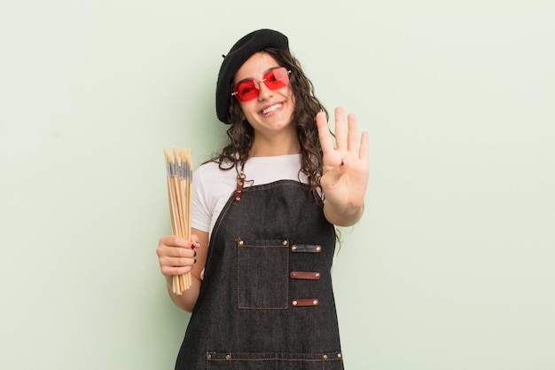 Jovem mulher hispânica bonita sorrindo e parecendo amigável mostrando o conceito de artista número quatro