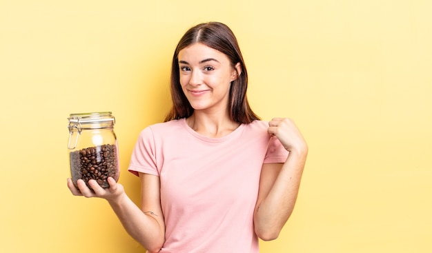 Jovem mulher hispânica com aparência arrogante, bem-sucedida, positiva e orgulhosa. conceito de grãos de café